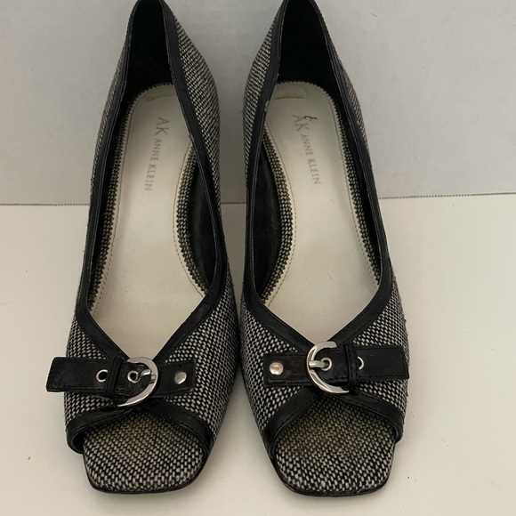 Anne Klein Black/White Fabric Peep Toe Heels/Pumps, 7.5, GUC. - Picture 2 of 7